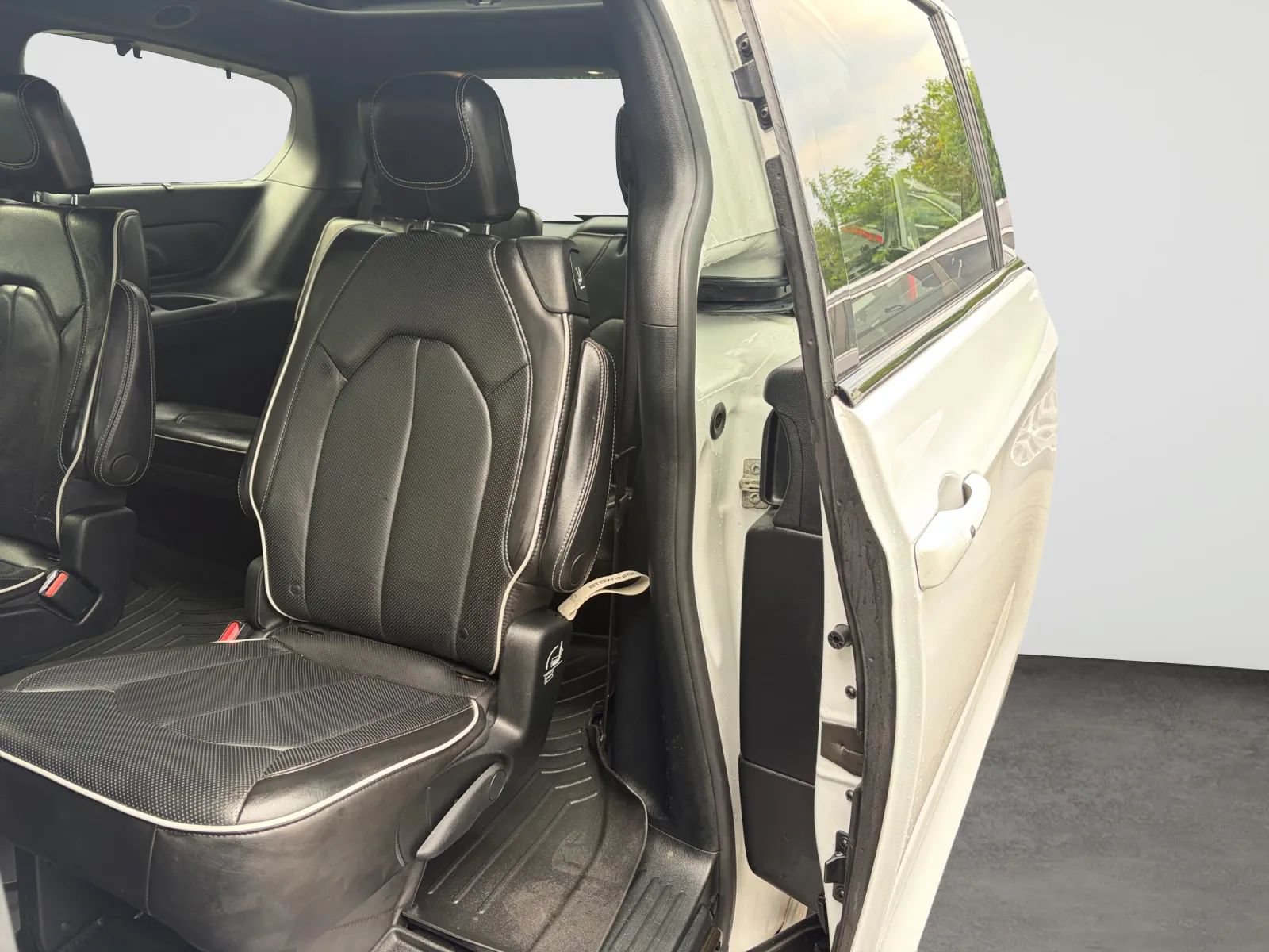 Used 2019 Chrysler Pacifica Limited w/ Advanced Safetytec Group FWD image 14