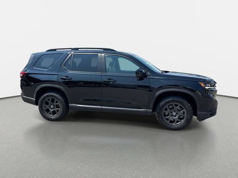 Used 2025 Honda Pilot TrailSport image 3