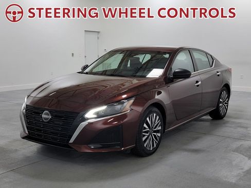 Used 2024 Nissan Altima 2.5 SV FWD image 4