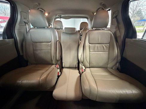 Used 2016 Toyota Sienna XLE Premium FWD image 19