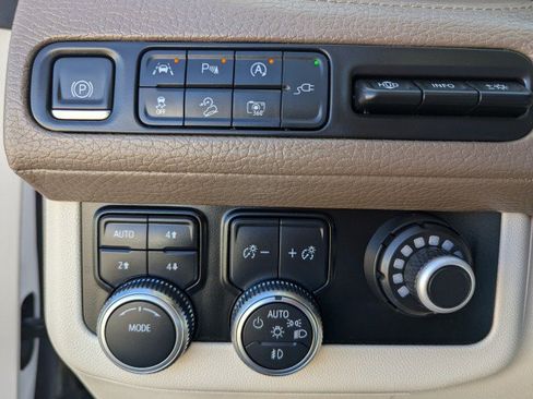 Used 2022 GMC Yukon XL Denali AWD/4WD image 17