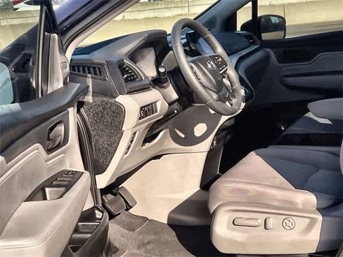 Used 2018 Honda Odyssey EX image 3