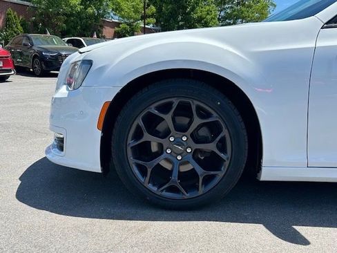 Used 2019 Chrysler 300 S w/ 300S Premium Group RWD image 8