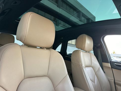 Used 2022 Porsche Macan w/ Premium Package image 17