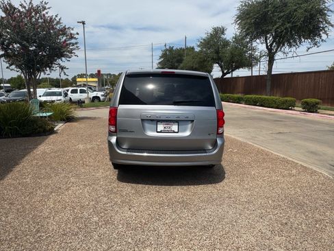 Used 2019 Dodge Grand Caravan SE w/ UConnect Hands-Free Group FWD image 8