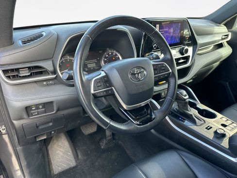 Used 2024 Toyota Highlander XSE image 11