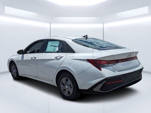 New 2026 Hyundai Elantra SE FWD image 5