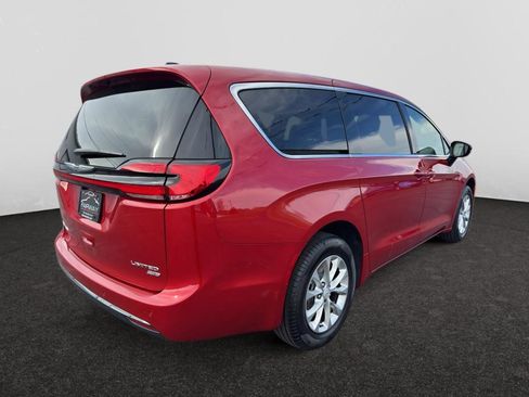 New 2026 Chrysler Pacifica Limited image 5