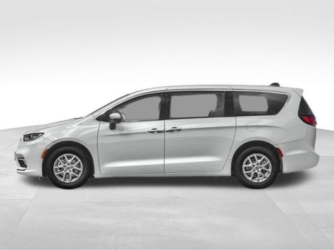 Used 2024 Chrysler Pacifica Touring-L FWD image 30