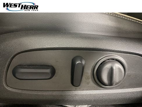 Used 2023 GMC Acadia Denali w/ Denali Technology Package AWD/4WD image 19