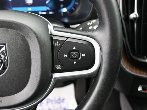 Used 2022 Volvo XC60 B5 Momentum w/ Climate Package image 21