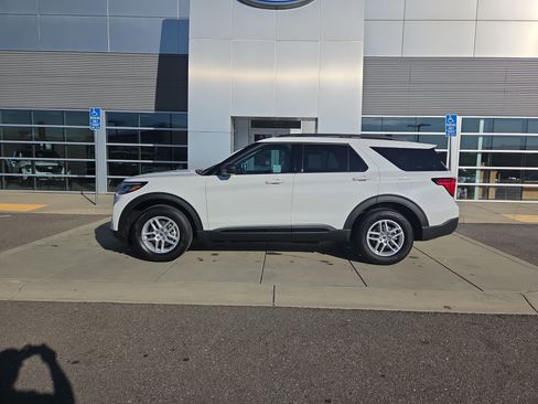 New 2026 Ford Explorer Active image 2