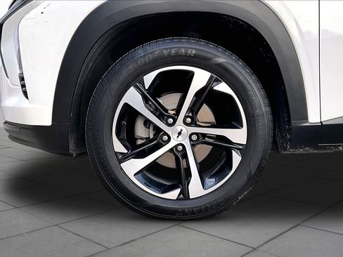 Used 2024 Chevrolet Trax RS w/ Sunroof Package FWD image 11