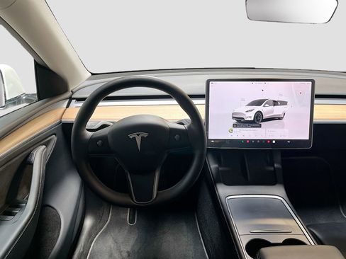 Used 2024 Tesla Model Y Long Range AWD/4WD image 22
