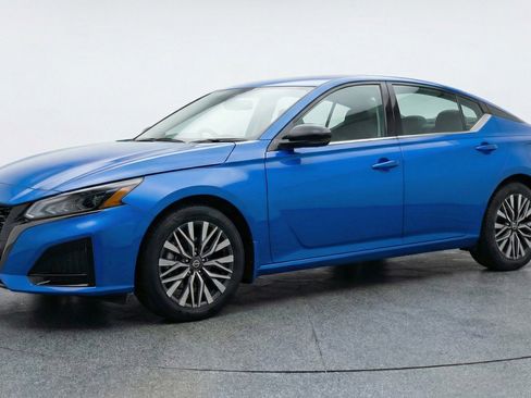 Used 2025 Nissan Altima 2.5 SV image 3