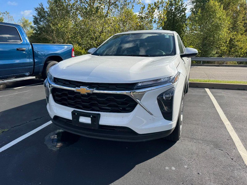 Used 2026 Chevrolet Trax LS w/ LS Convenience Package FWD image 2