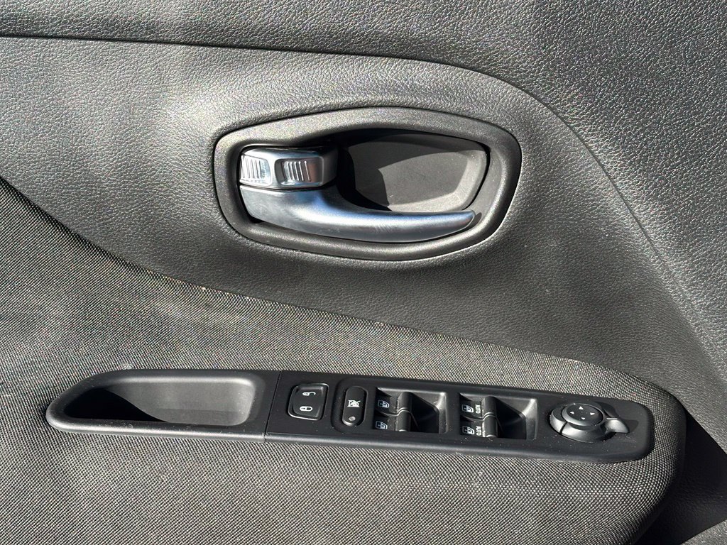 Used 2021 Jeep Renegade Latitude AWD/4WD image 30