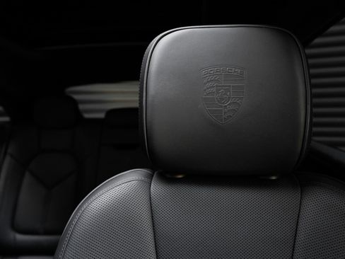 Certified 2025 Porsche Macan Turbo AWD/4WD image 16