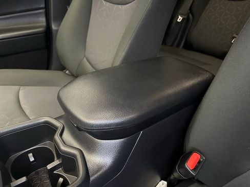 Used 2025 Toyota RAV4 XLE AWD/4WD image 31
