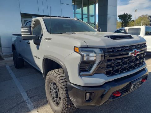 Used 2024 Chevrolet Silverado 2500 ZR2 w/ Technology Package image 2