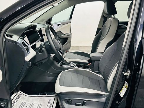 Certified 2025 Volkswagen Taos SE image 9