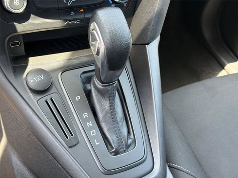 Used 2018 Ford Focus SE w/ SE Appearance Package FWD image 18