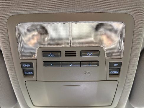 Used 2019 Toyota Highlander XLE AWD/4WD image 38