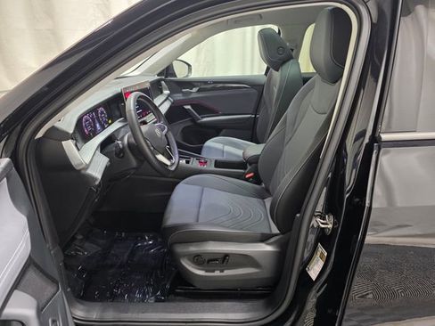 Certified 2025 Volkswagen Tiguan SE w/ Panoramic Sunroof Package image 13