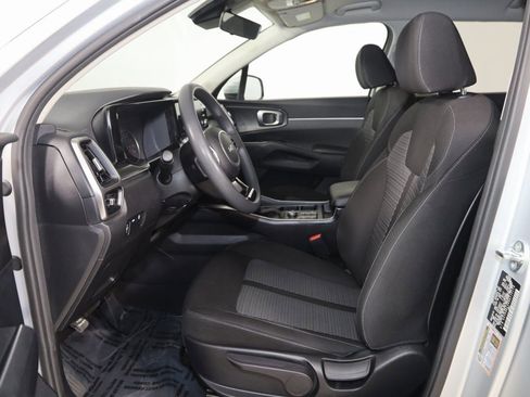 Used 2022 Kia Sorento LX image 9