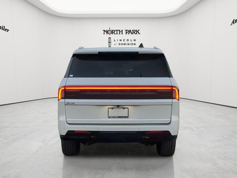 New 2026 Lincoln Navigator L Premier AWD/4WD image 4