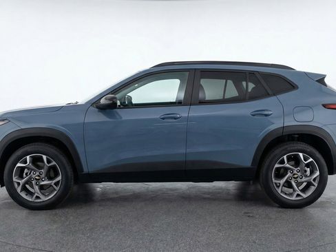 Used 2025 Chevrolet Trax LT w/ LT Convenience Package FWD image 4