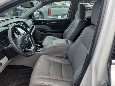 Used 2016 Toyota Highlander Limited w/ Driver Technology Package FWD image 10