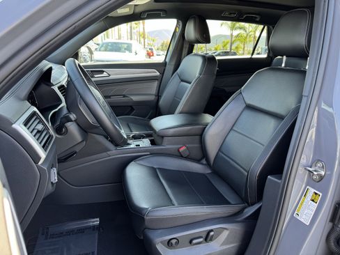 Used 2022 Volkswagen Atlas Cross Sport SE w/ Panoramic Sunroof Package FWD image 17