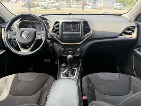 Used 2015 Jeep Cherokee Latitude w/ Cold Weather Group AWD/4WD image 19