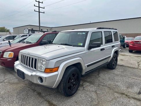 Used 2006 Jeep Commander 4WD image 1