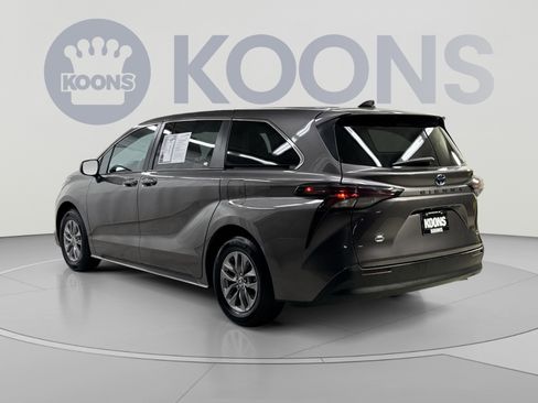 Used 2024 Toyota Sienna LE FWD image 18