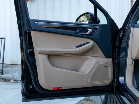 Certified 2025 Porsche Macan image 22