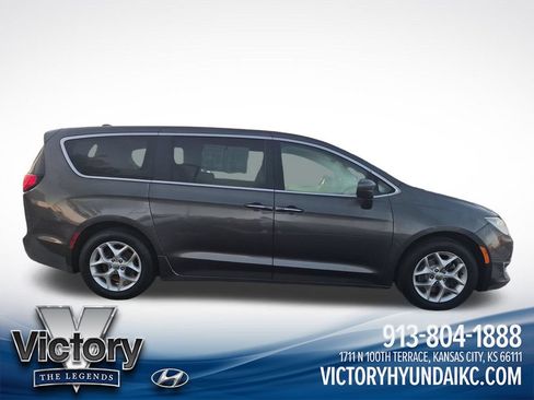 Used 2019 Chrysler Pacifica Touring Plus w/ Tire & Wheel Group FWD image 6
