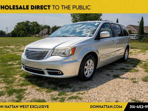 Used 2012 Chrysler Town & Country Touring w/ Entertainment Group #1 FWD image 20