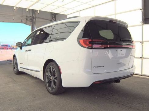 Used 2024 Chrysler Pacifica Touring-L w/ Road Tripper Package FWD image 4