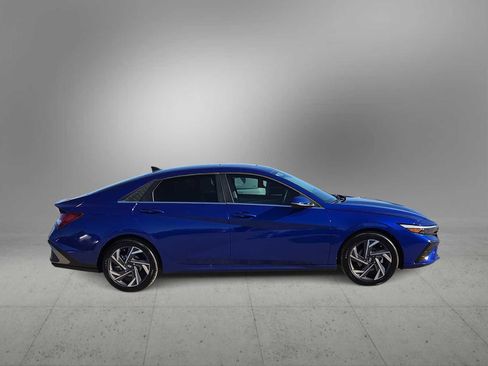 Used 2025 Hyundai Elantra Limited image 9