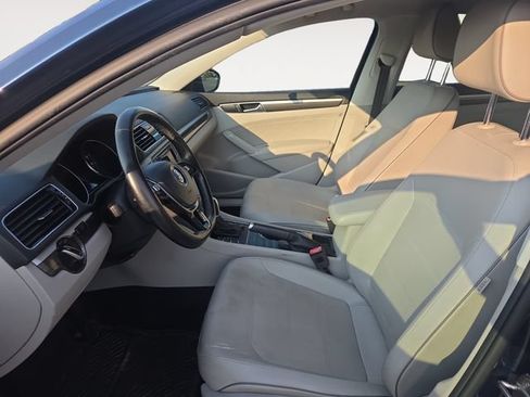 Used 2018 Volkswagen Passat 2.0T SE FWD image 9