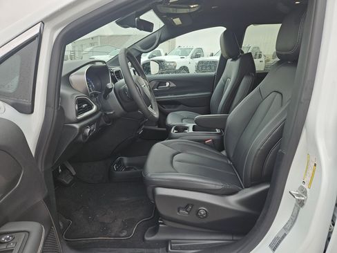 New 2026 Chrysler Voyager LX image 9