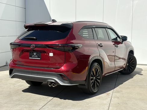 Used 2023 Toyota Highlander XSE FWD image 7