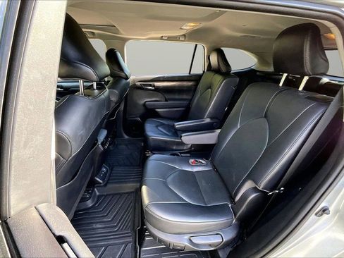 Used 2021 Toyota Highlander Limited FWD image 23