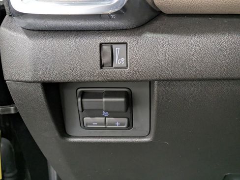 Used 2025 GMC Canyon Denali image 21