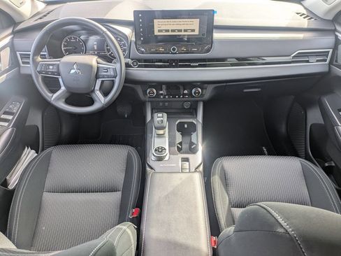 Used 2025 Mitsubishi Outlander ES FWD image 14