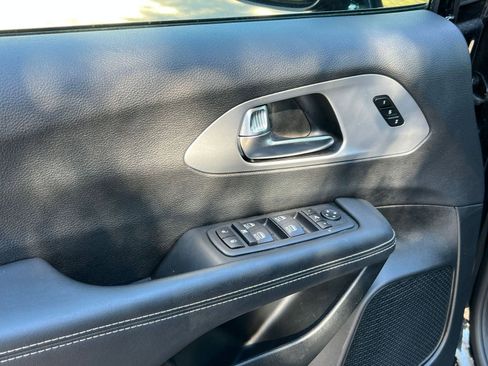 Used 2025 Chrysler Pacifica Limited image 20
