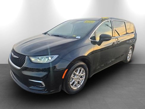 Used 2024 Chrysler Pacifica Touring-L image 12