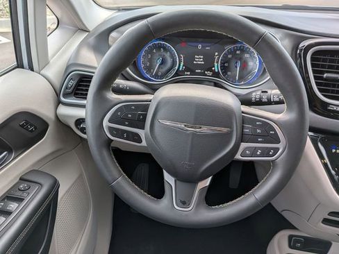 Used 2024 Chrysler Pacifica Touring-L FWD image 18